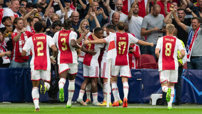 Ajax goleó a Rangers en su estreno y comenzó con el pie derecho