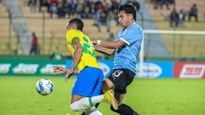 Brasil le ganó en el final a Uruguay y definirá el título con Argentina