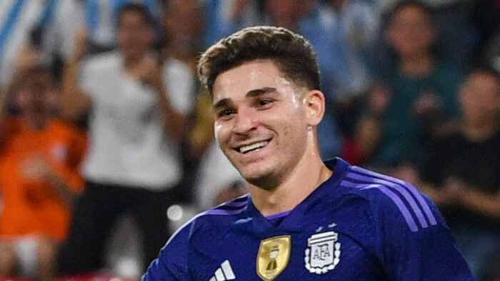 Álvarez aprovecha otra titularidad y teje una senda prometedora hacia el Mundial