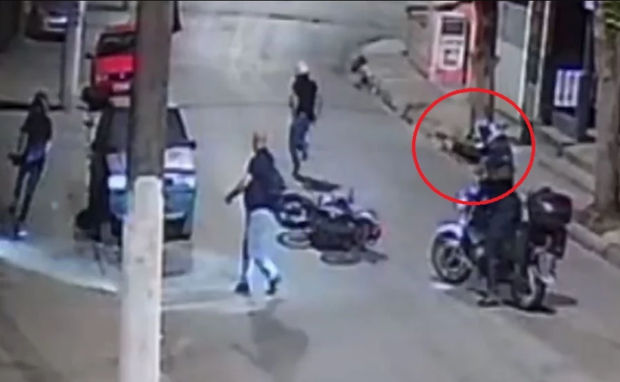 Guardia que iba a su trabajo mató a dos delincuentes que habían asaltado a un peatón (VIDEO)