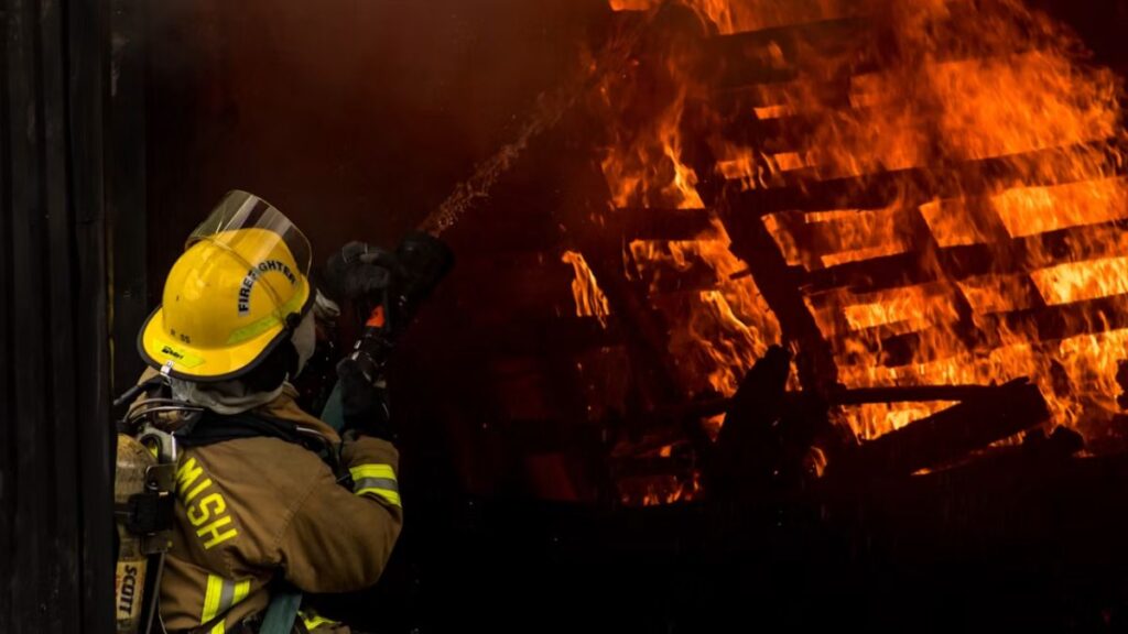 Bomberos atienden incendio en colonia Modesto Rodas, sector Primavera, SPS