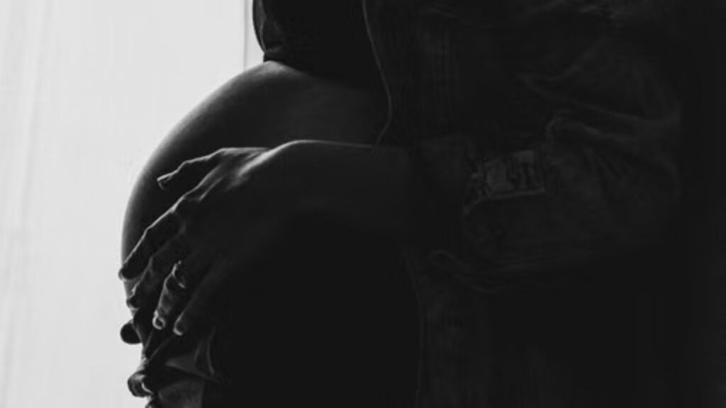 Adolescentes embarazadas en sala de espera de hospital hondureño