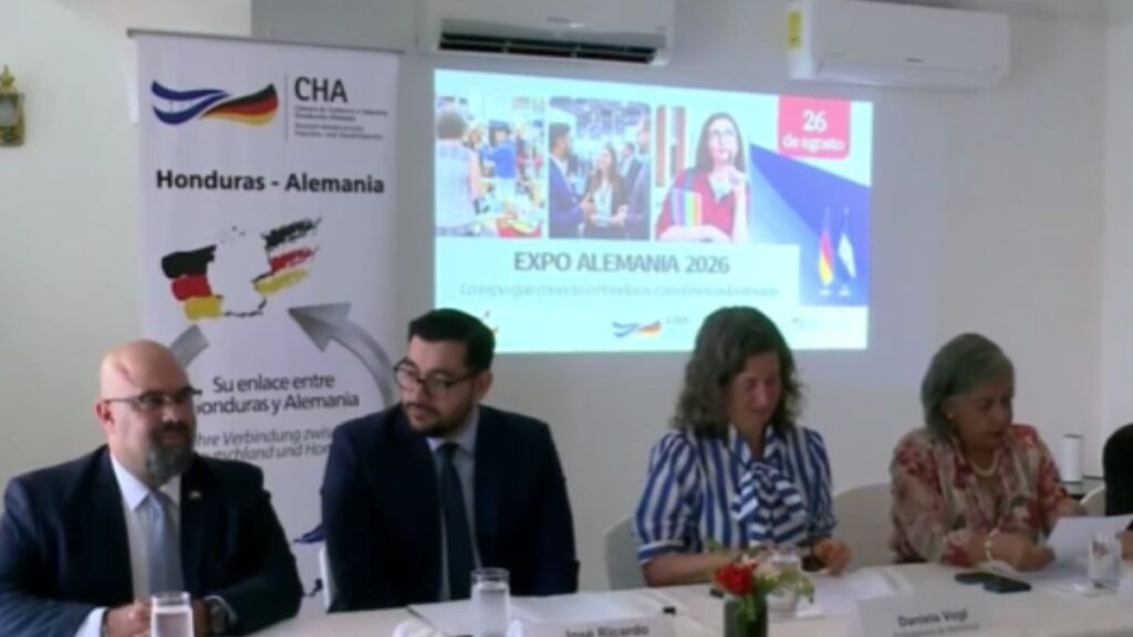 Empresarios alemanes y hondureños estrechando manos en feria de negocios