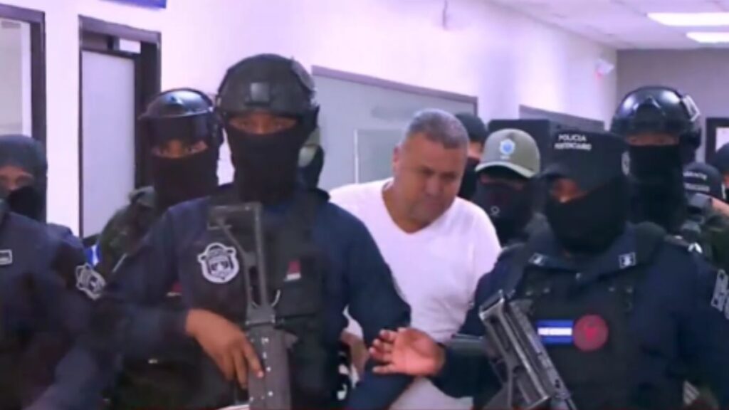 Docente es escoltado por agentes policiales tras concluir la audiencia judicial.