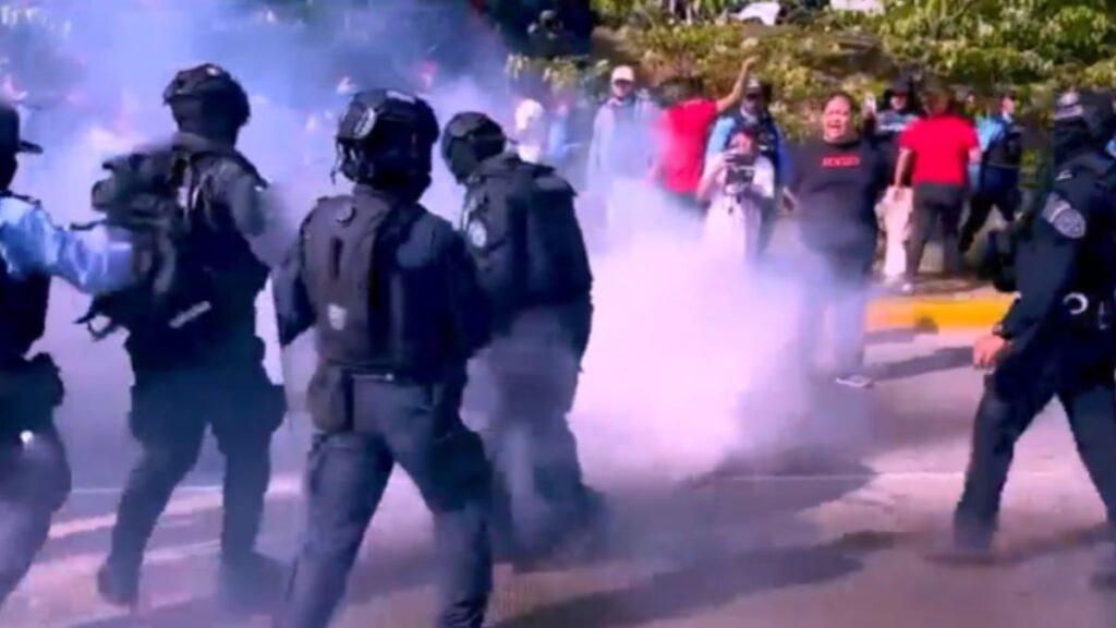Manifestantes bloquean una calle en El Progreso durante protesta contra el aumento de impuestos.