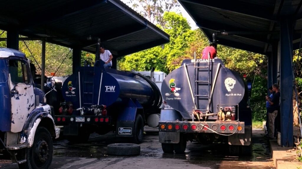 Camión cisterna distribuye agua potable en una zona de Tegucigalpa