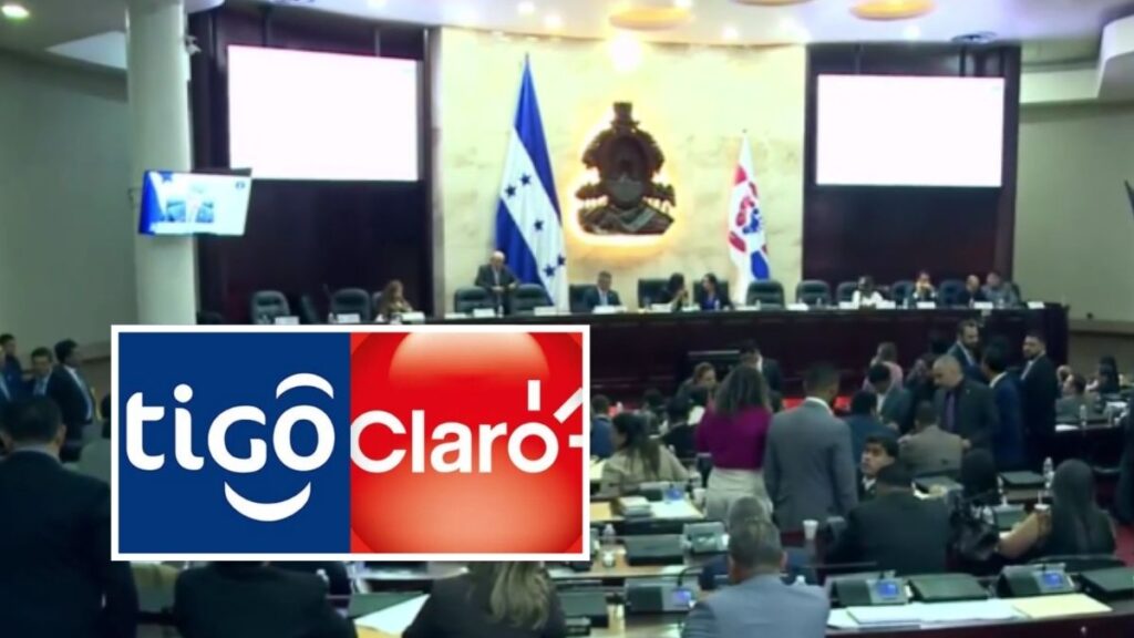 Diputados hondureños en el Congreso Nacional debatiendo durante la sesión sobre impuestos de telecomunicaciones