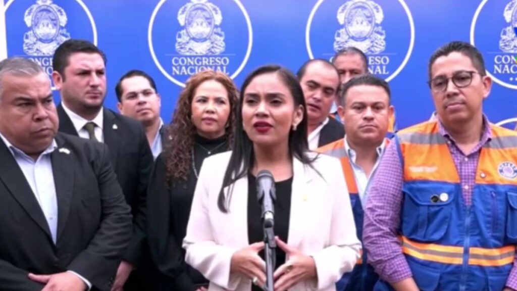 Diputados hondureños y alcaldes reunidos para planificar estrategias contra la sequía y crisis alimentaria.
