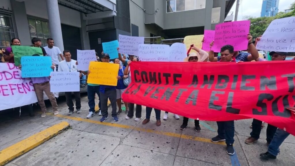 Pobladores protestan en la carretera de La Venta por contaminación del Río Grande