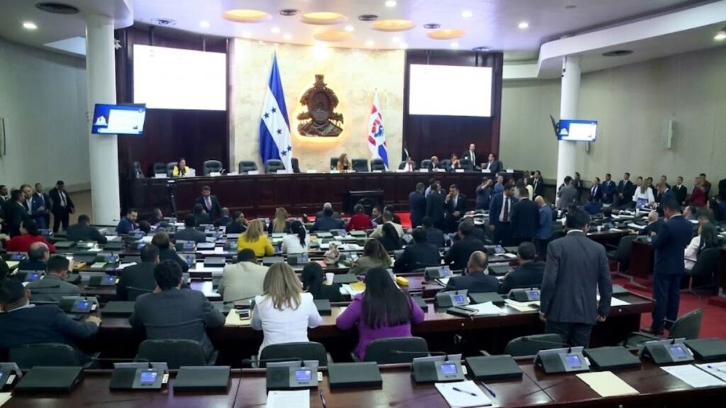 Sesión de diputados en el Congreso Nacional de Honduras para discutir importantes reformas energéticas.