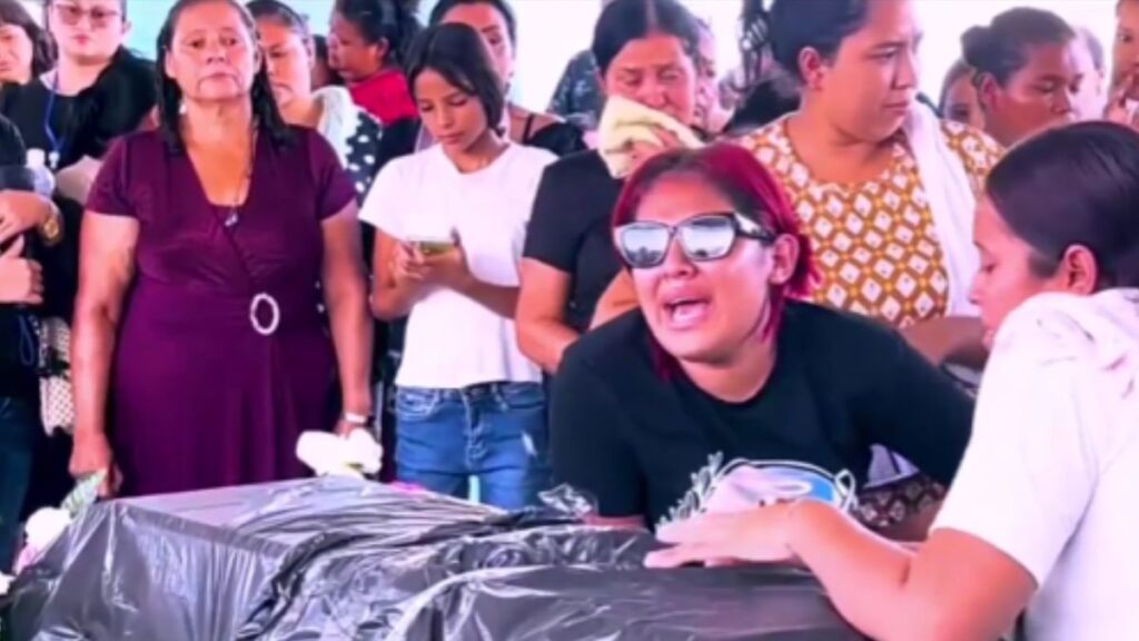 Familiares y vecinos acompañan el sepelio de la niña de 9 años hallada sin vida en Sabá, Colón.