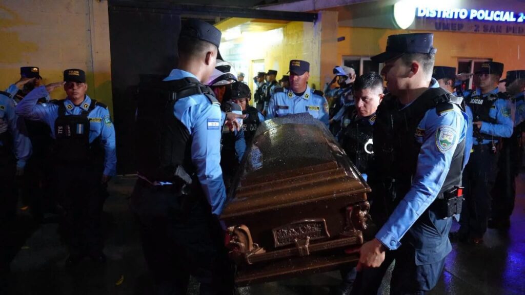 Policías hondureños durante labores de seguridad y cumplimiento del deber