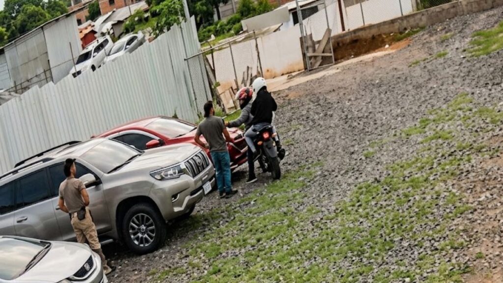 Agente de la DAET durante operativo de seguridad en un sector de Tegucigalpa