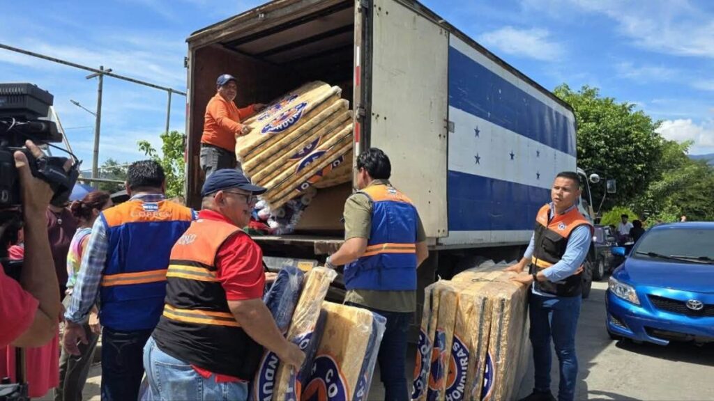 Familias recibiendo ayuda humanitaria tras inundaciones en el barrio Cabañas