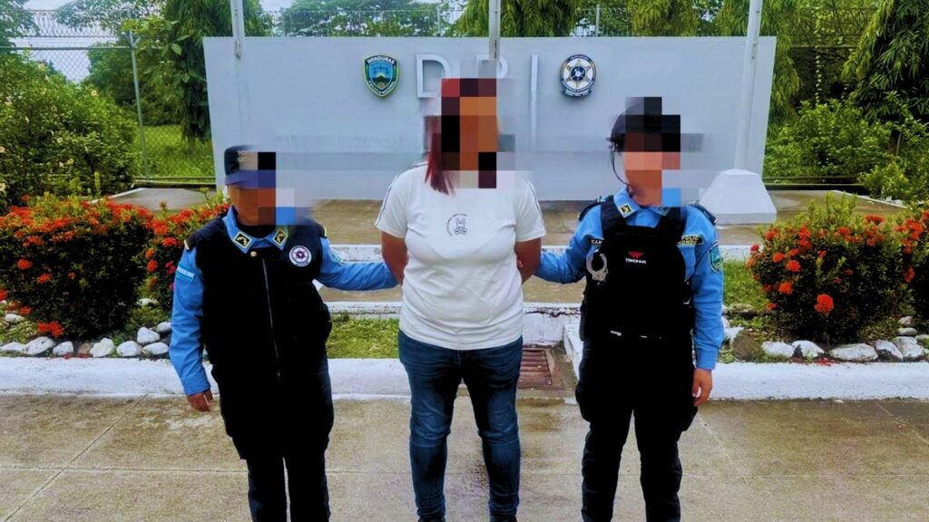 Agentes de la Policía Nacional junto a la detenida por estafa digital