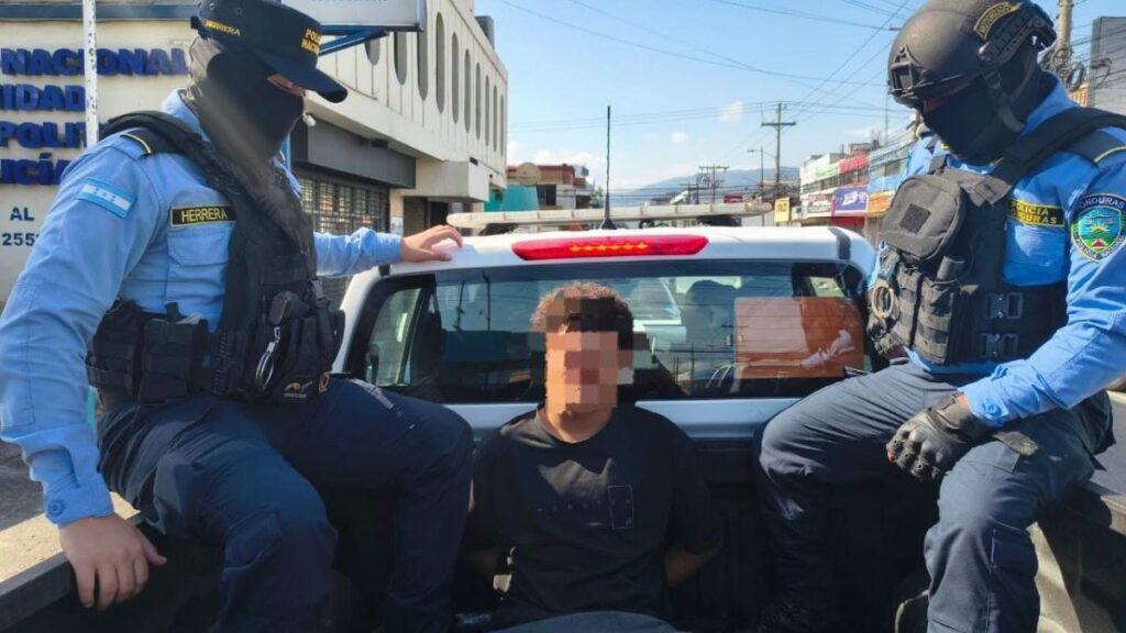 Agentes policiales durante operativo de capturas en el feriado morazánico