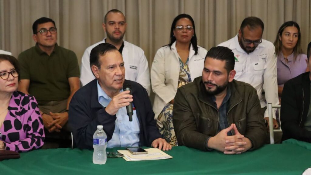 Médicos durante asamblea informativa frente a un centro hospitalario en Honduras