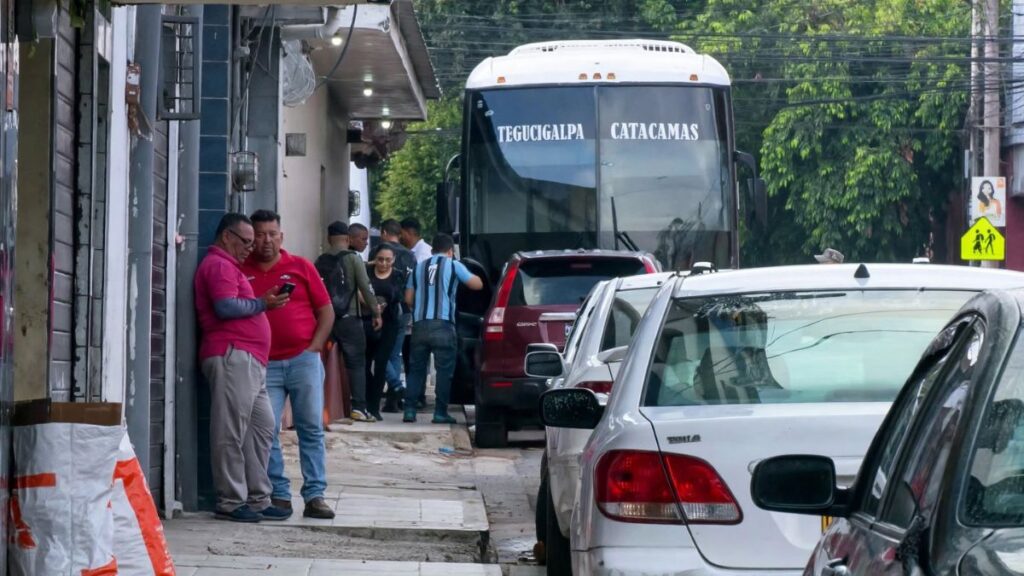 Bus interurbano hondureño estacionado durante la Semana Morazánica