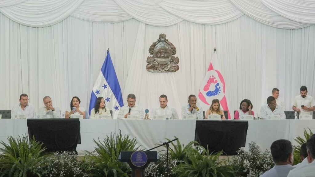 Diputados hondureños reunidos en sesión plenaria itinerante en Danlí
