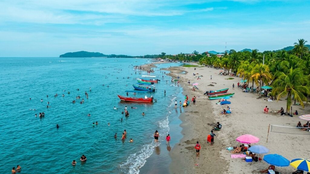 Turistas hondureños en un destino turístico durante la Semana Morazánica