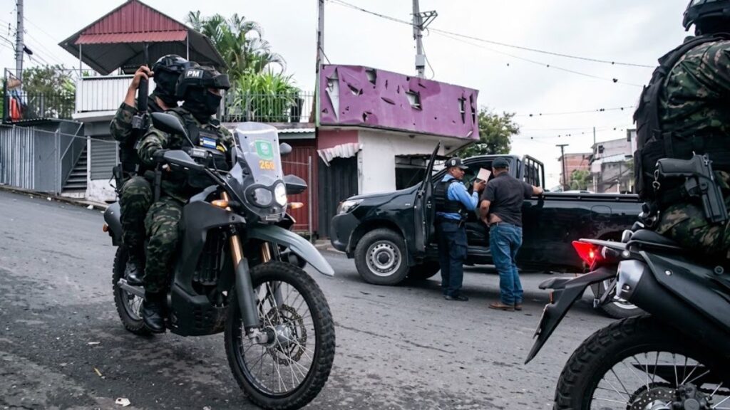 Agentes de la Policía Nacional patrullando calles en zona rural occidental