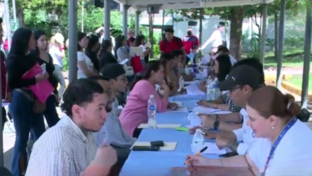 Jóvenes con hojas de vida durante la feria de empleo del INFOP en Tegucigalpa