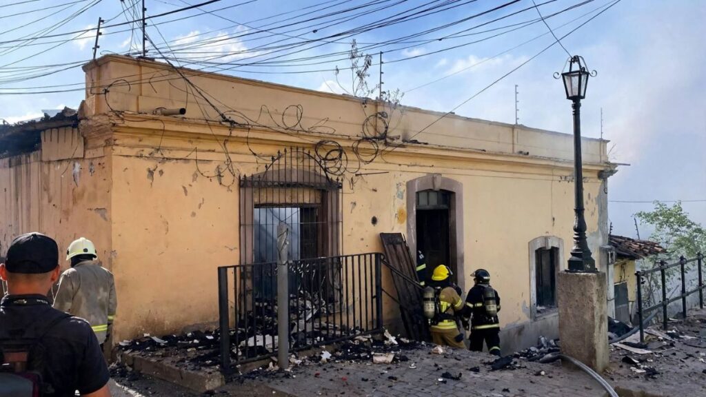 Bomberos atendiendo un incendio estructural en una vivienda hondureña