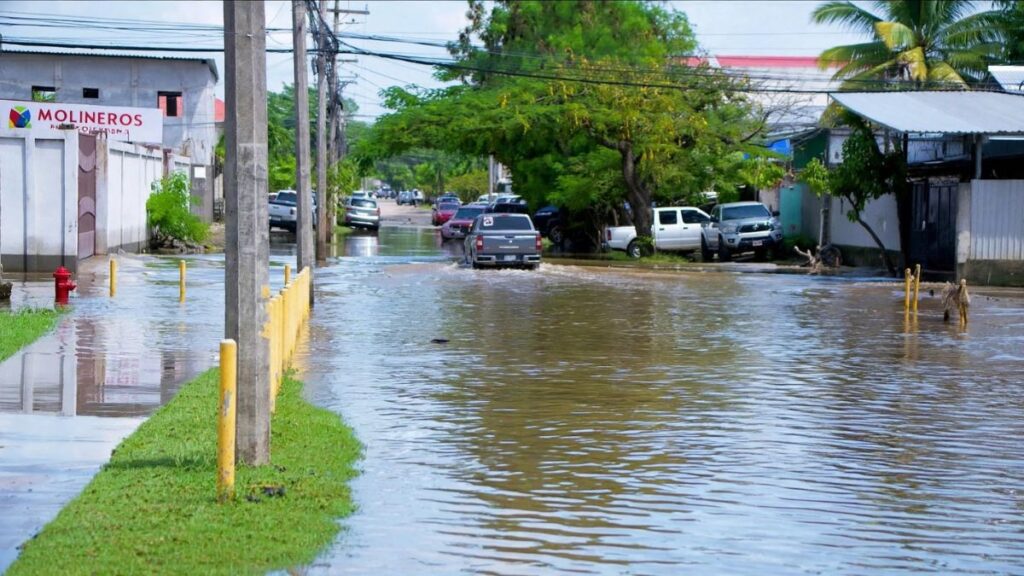 Calles inundadas en San Pedro Sula tras el colapso del alcantarillado por lluvias