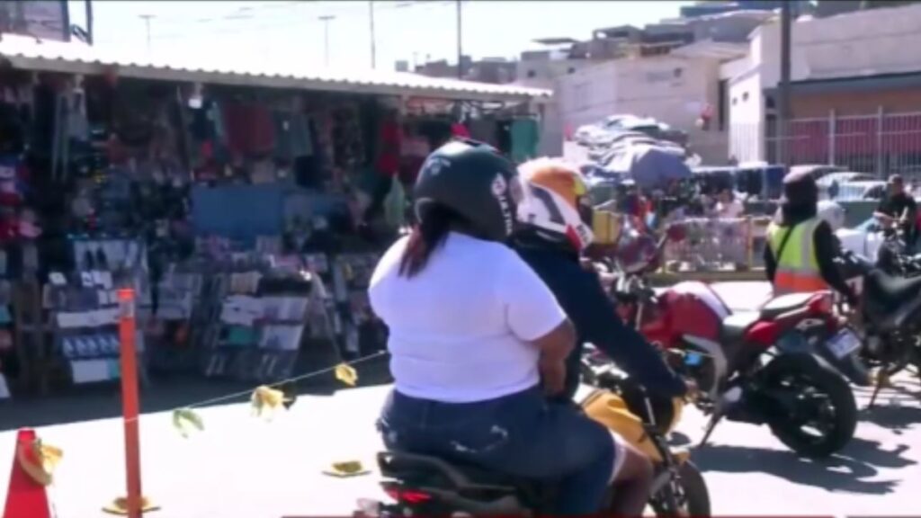 dos hombres en una motocicleta