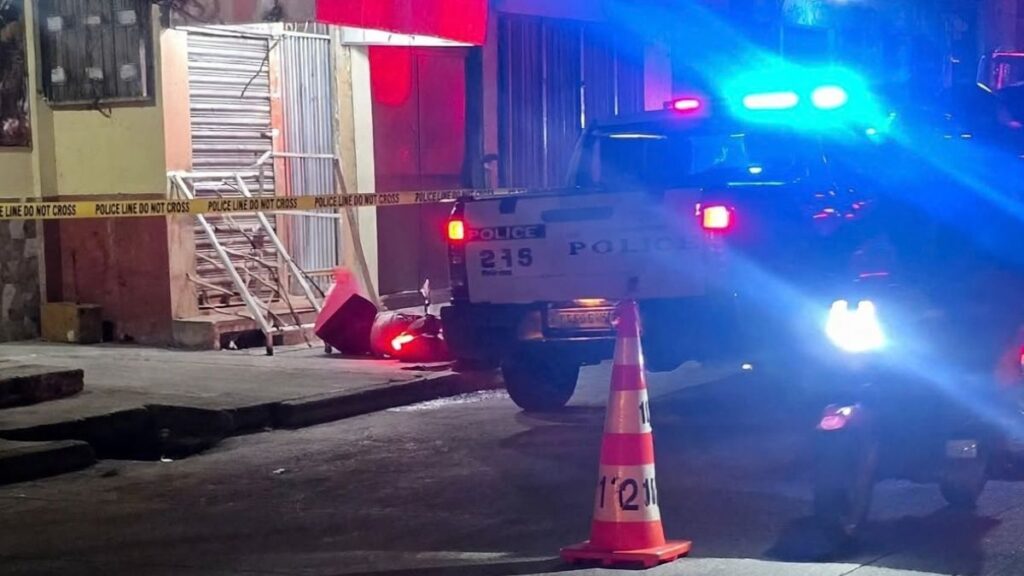 Agentes policiales acordonando la escena de un ataque armado en Comayagüela